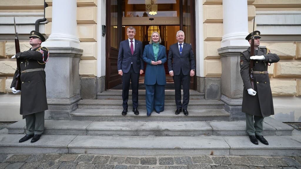 Uvedení Jaromíra Zůny do funkce ministra obrany před budovou ministerstva