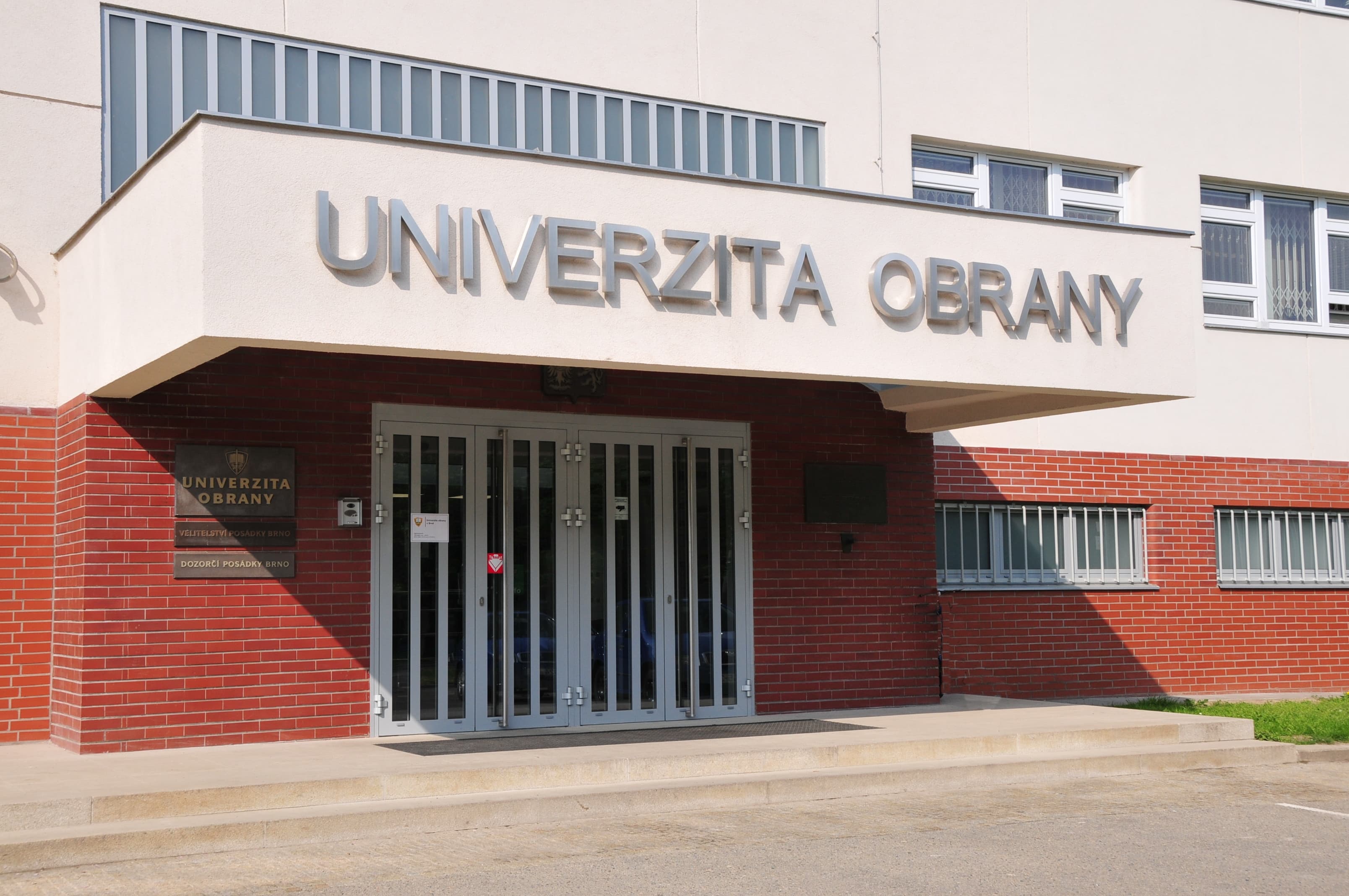 Vstup do budovy rektorátu Univerzity obrany
